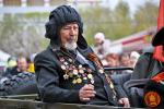 Алена Гробова. В парадном кортеже по Соборной площади следуют ветераны. Трибуны приветствуют их стоя. 2013