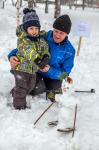 Трехлетний Матвей смастерил лыжника вместе с дедушкой