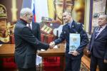 Подарки вручает трехкратный чемпион мира по борьбе самбо Александр Пушница