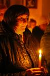 Во время провозглашения Пасхи верующие стоят с  горящими свечами в руках
