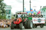 Атлеты прибывают на площадь Победы