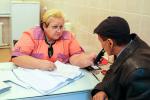 Врач проводит обязательный предрейсовый медицинский контроль экипажа