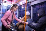 Она вежлива и предупредительна: несмотря на возраст, сама подходит к каждому пассажиру