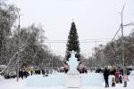Центральную площадь и аллеи украсили ледяные скульптуры