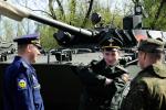Военную технику в парке Победы  представляют офицеры Омского гарнизона