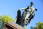 Статуя музы истории Клио венчает памятник Николаю Карамзину, уроженцу Симбирской губернии