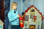 Инспектор Ольга Бруй демонстрирует углекислотный огнетушитель