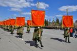 Проносят флаги военных частей, сформированных в Омске
