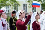 Флаг, костюм, улыбка: ничего лишнего