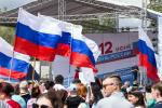 Парад финиширует на площади Победы, где установлена сцена