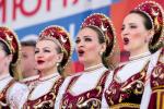 Хор исполняет национальный гимн