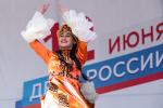 Все костюмы очень нарядны, даже темные тона — в украшение