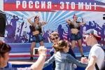 Повторять движения можно за танцовщицами