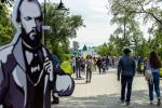 Известные писатели «встречали» прогуливающихся по центральной аллее