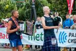 Постоянный участник марафона из Шотландии Скотт Крайтон (справа) и его омский аккомпаниатор Александр Алексеев