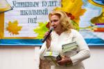 Директор Ирина Ходзицкая вручает ребятам тетради по своему предмету — математике