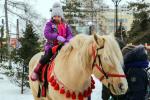 В сквере также катают на лошади