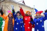 Скоморохи создают праздничное настроение