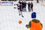 Мини-футбол на снегу — тоже вполне зимний вид спорта