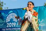 Тема Года театра в России находит отражение в национальных танцах и песнях