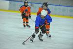 Маленькие хоккеисты уверенно держатся в ледяной баталии