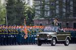 Генерал-майор Александр Стенькин принимает парад