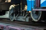 20-тонный вагон отрывается от фуры, которая покидает место разгрузки