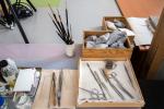Инструменты реставратора помогают сохранить поврежденные участки произведений искусства при кропотливой работе