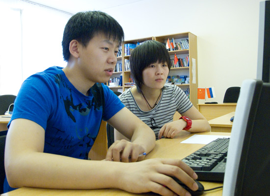 Китайские студенты Омского государственного педагогического университета знакомятся с материалами об Омске на родном языке