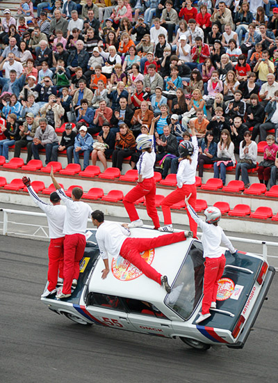 Автомобильное шоу каскадеров в Омске, 2009 год