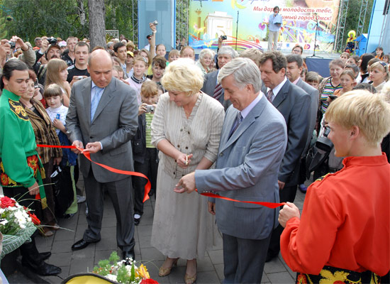 В открытии выставки участвует мэр Омска Виктор Шрейдер. 2009