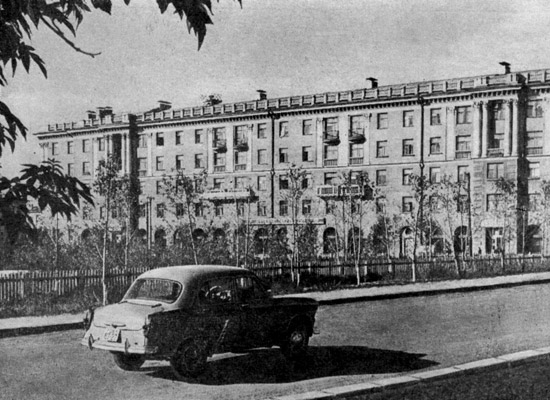 Дом на площади Серова