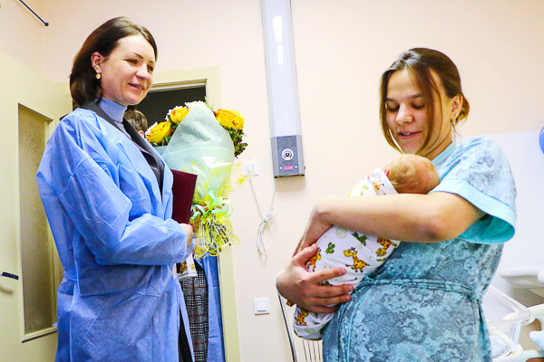 Мэр Омска Оксана Фадина поздравляет маму первого родившегося в 2018 году новорожденного