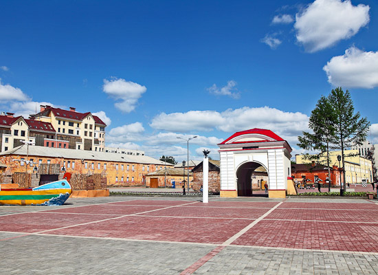 Вид на Тобольские ворота второй Омской крепости со стороны Иртыша. 2012