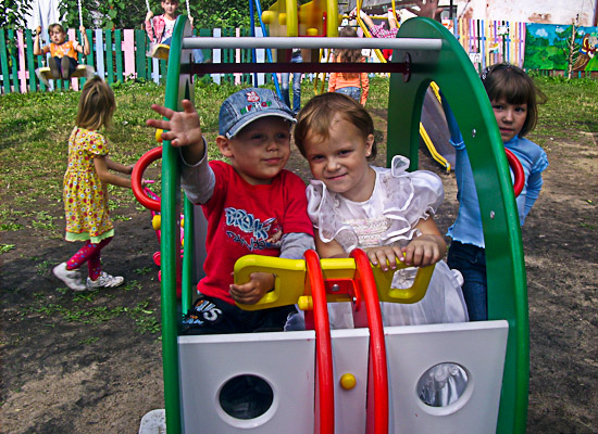 Детская площадка в поселке Дальний