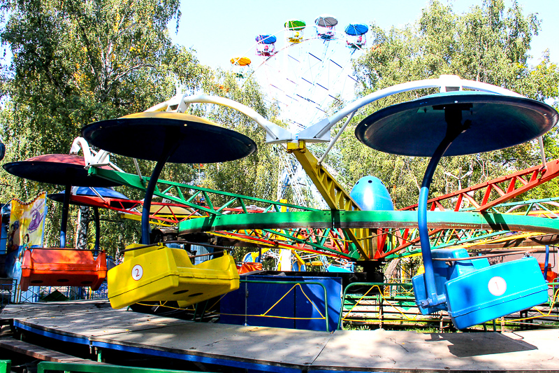 На территории Парка культуры и отдыха им. 30-летия ВЛКСМ работает более 30 аттракционов, Омск