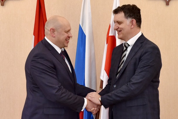 2022年01月13日，鄂木斯克市市长谢尔盖·谢列斯特与蒂瓦特市市长科姆捏诺维奇举行了会谈。