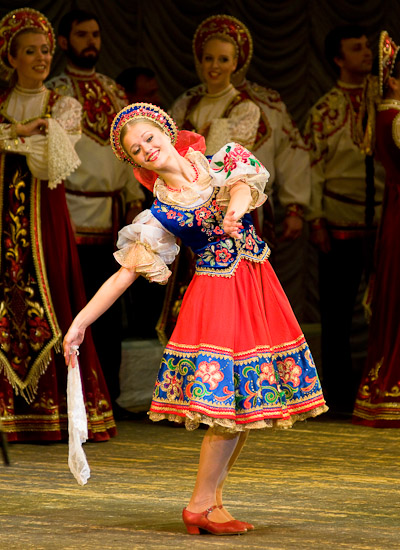 Solotänzerin der Tanzgruppe des Omsker staatlichen russischen Volkschors