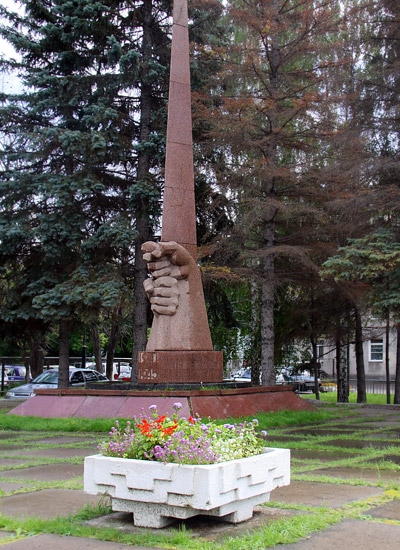 Памятник на территории ПО «Иртыш»